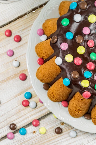 Primo piano di torta pasquale con caramelle — Foto Stock