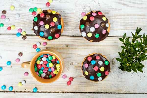 Decorar magdalenas de Pascua con caramelos — Foto de Stock