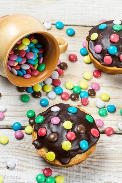Closeu de magdalenas con caramelos y glaseado de chocolate — Foto de Stock
