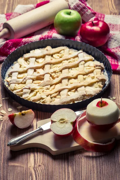 Apple pie with fresh chopped fruits — Stock Photo, Image