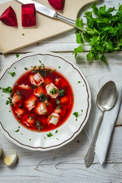 Huisgemaakte rode biet soep met knoedels gemaakt van verse groenten — Stockfoto