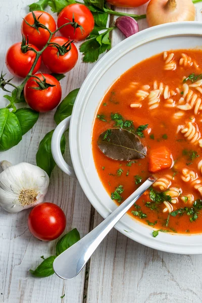 トマトのスープと新鮮な食材 — ストック写真