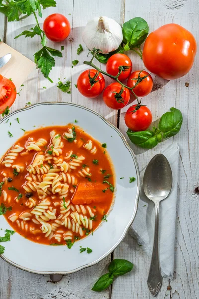 Тарелка томатного супа и свежие овощи — стоковое фото