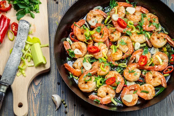 Hot shrimp fried in a pan with butter and herbs — Stock Photo, Image