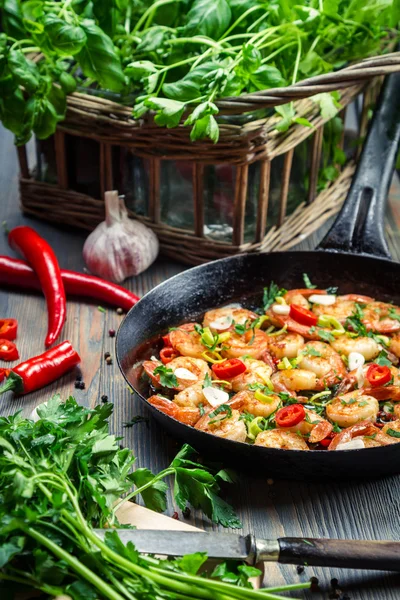 Hot shrimp fried in a pan with butter and herbs — Stock Photo, Image