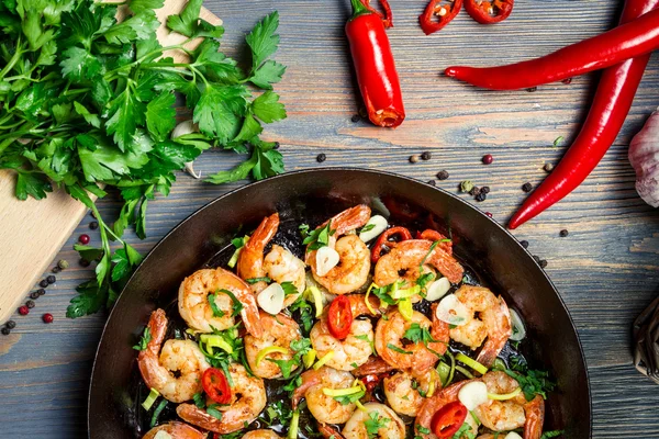 Hot shrimp fried in a pan with butter and herbs — Stock Photo, Image