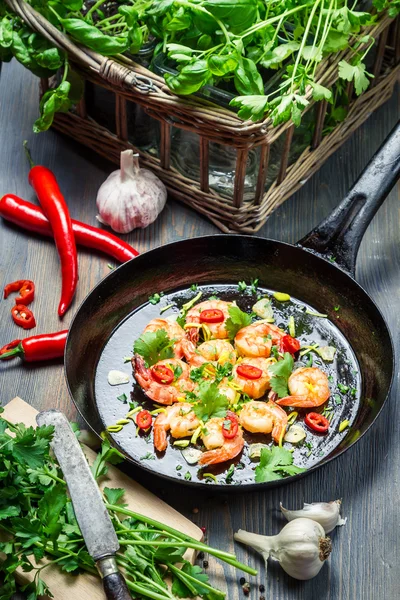 Gamberetti caldi fritti in padella con burro ed erbe aromatiche — Foto Stock