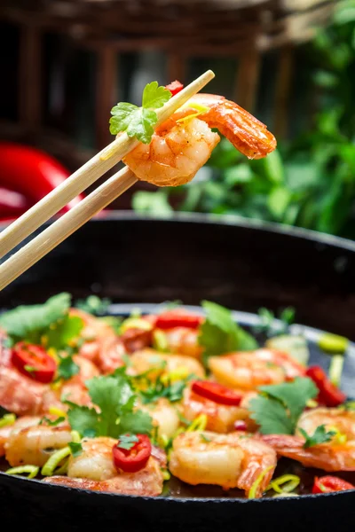 Hot shrimp fried in a pan with butter and herbs — Stock Photo, Image