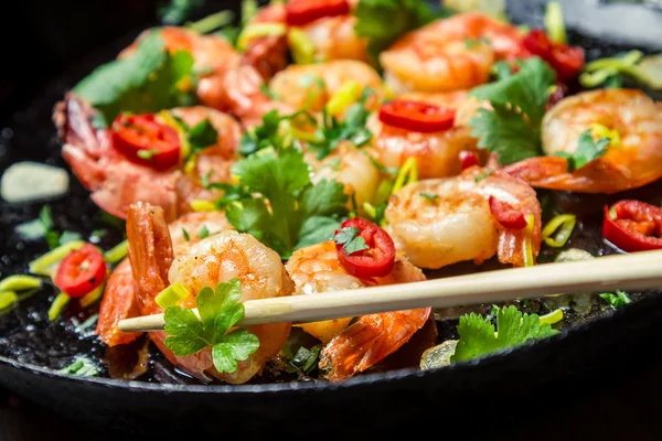 Hot shrimp fried in a pan with butter and herbs — Stock Photo, Image