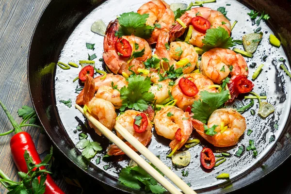 热虾仁与黄油和香草一起放在锅里煎 — 图库照片