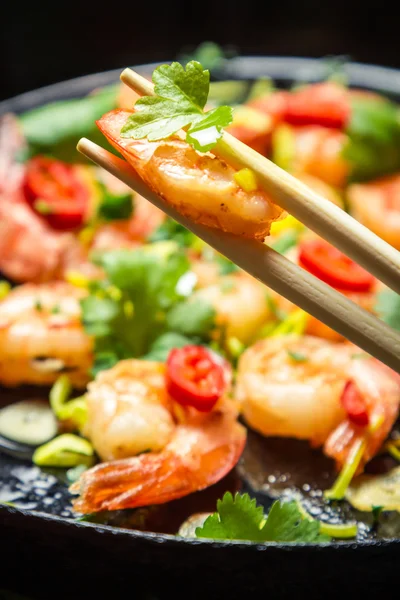 Camarones calientes fritos en una sartén con mantequilla y hierbas —  Fotos de Stock