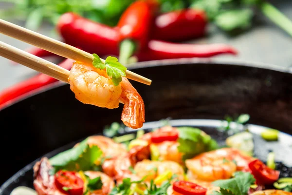 Hot shrimp fried in a pan with butter and herbs — Stock Photo, Image