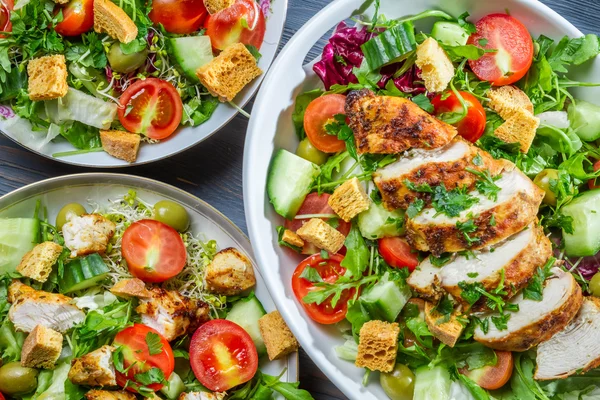 Tres ensaladas saludables con verduras frescas —  Fotos de Stock