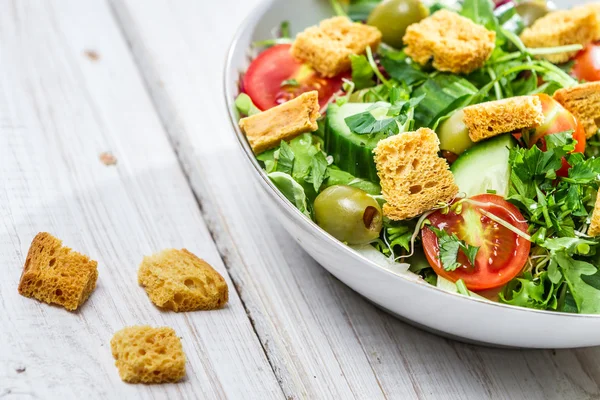 Fechar a salada com frango e verduras frescas — Fotografia de Stock