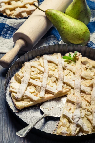 Пирог из свежих груш и миндаля — стоковое фото