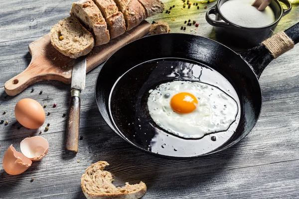 Zbliżenie fggs na śniadanie smażony na patelni — Zdjęcie stockowe