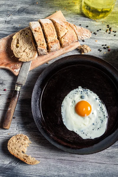 Жареное яйцо на сковороде — стоковое фото