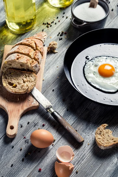 Smażone jajko na patelni i podawany z chlebem — Zdjęcie stockowe