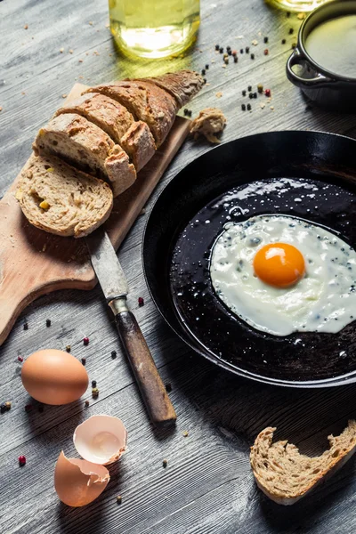 Uovo fresco per la prima colazione in campagna — Foto Stock