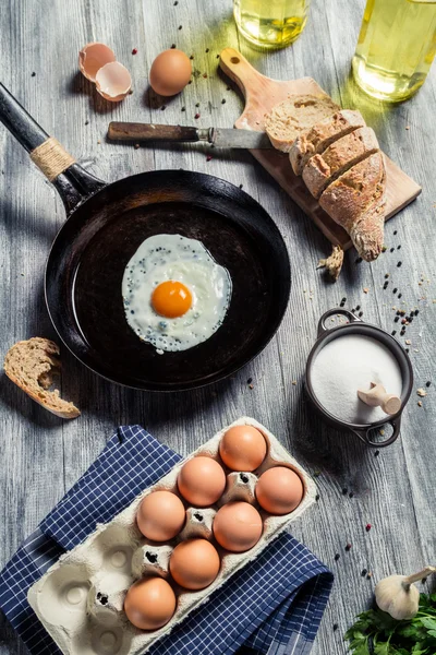 Vorbereitungen für das Frühstück aus Eiern — Stockfoto