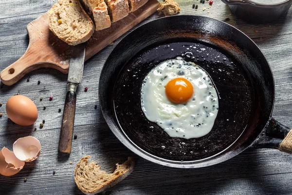 Frühstück mit Eiern und Brot — Stockfoto