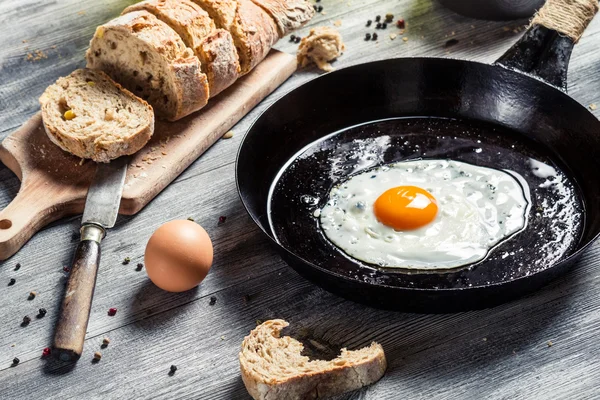 Closeup of fresh bread and fried egg for breakfast — Stock Photo, Image