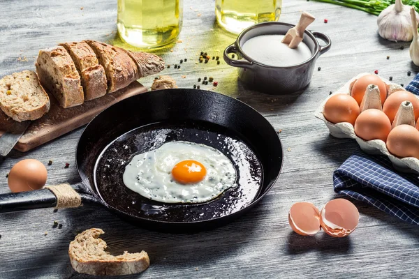 Nahaufnahme von Spiegeleiern und frischem Brot — Stockfoto