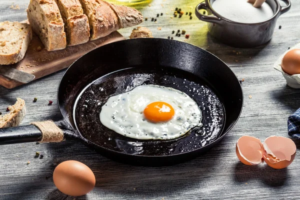 En el curso de la preparación del desayuno con huevos frescos —  Fotos de Stock