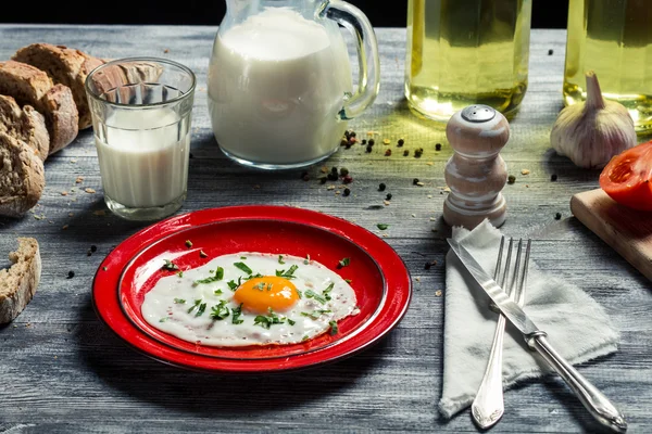 Fried eggs and bread for breakfast — Stock Photo, Image