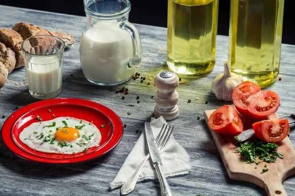 Fried eggs and bread for breakfast with vegetables — Stock Photo, Image