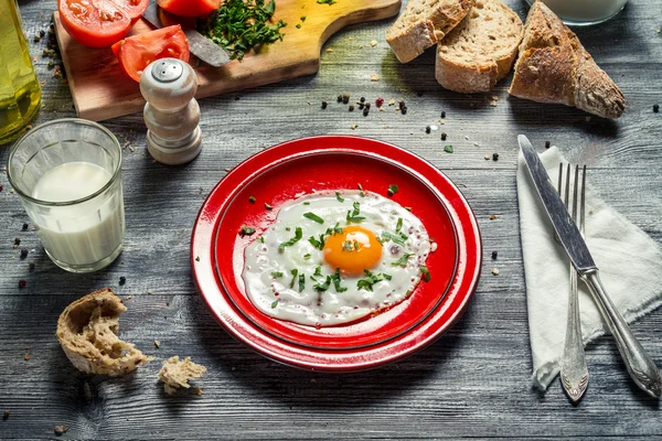 Fried egg for breakfast with bread and vegetables — Stock Photo, Image