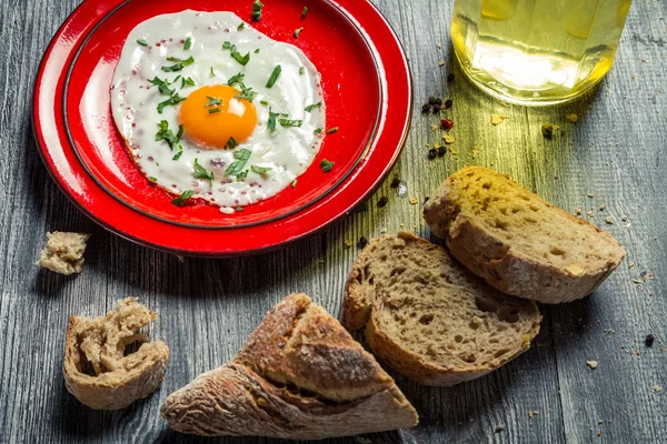 Ovos e pão fresco para o pequeno-almoço — Fotografia de Stock