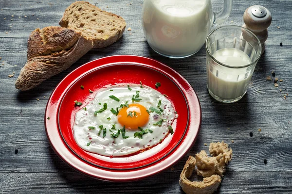 Country style breakfast made up of eggs and bread — Stock Photo, Image
