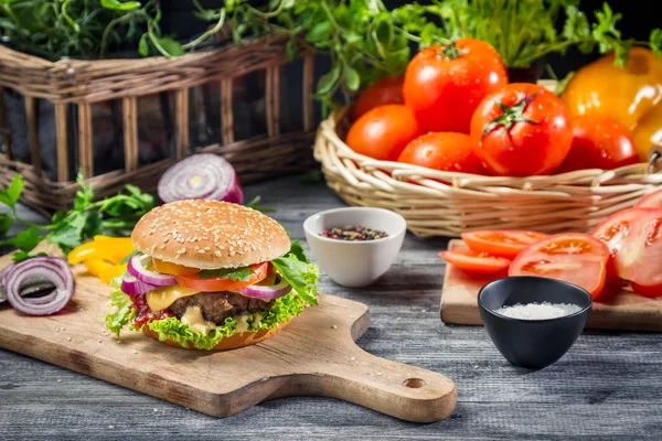 Ingredients and fresh vegetables for homemade hamburger — Stock Photo, Image