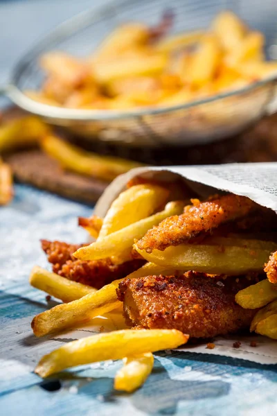 Pescado casero y patatas fritas servidas en el periódico — Foto de Stock