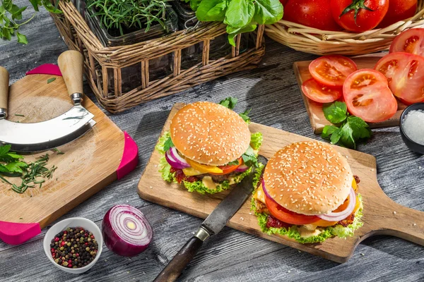 Dwa smaczne domowe hamburgery i warzywa — Zdjęcie stockowe