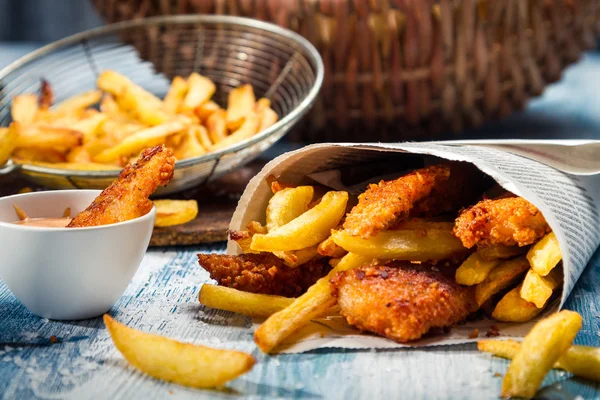 Nahaufnahme von Fish & Chips in Papier serviert — Stockfoto