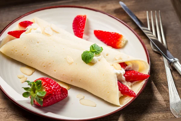 Primer plano de panqueques con fresas servidas en el desayuno —  Fotos de Stock