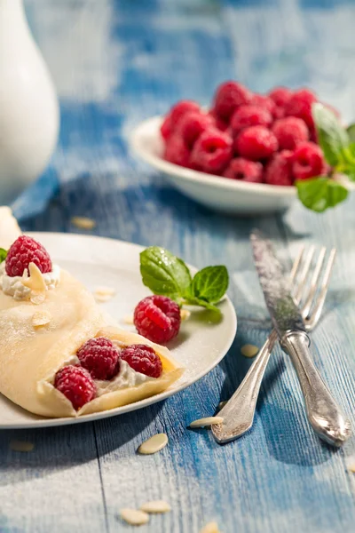 Gros plan de crêpes framboises à la crème fouettée — Photo