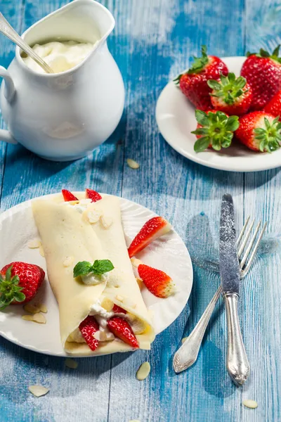 Panqueques con fresas y crema batida —  Fotos de Stock