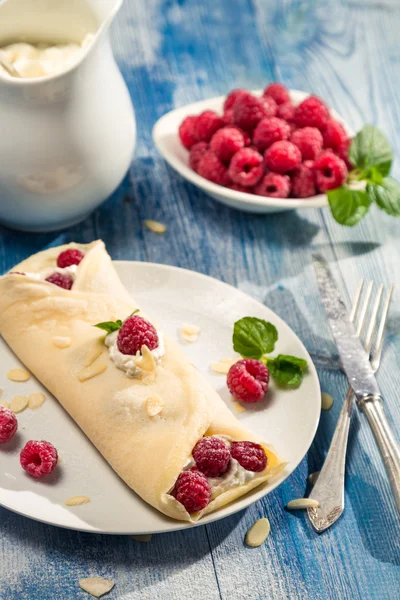 Panqueques de frambuesa con crema batida —  Fotos de Stock