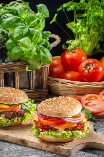Domowy hamburger i świeże warzywa — Zdjęcie stockowe