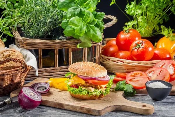 新鲜的蔬菜，作为原料的自制汉堡包 — 图库照片