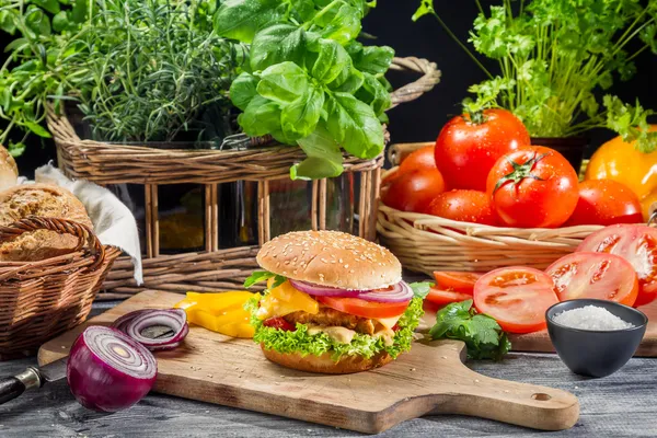 Fresh vegetables as ingredients for homemade hamburger — Stock Photo, Image