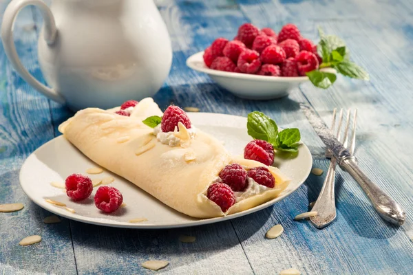 Raspberry pannenkoeken met slagroom geserveerd — Stockfoto