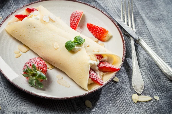 Strawberry pancakes sprinkled with icing sugar — Stock Photo, Image