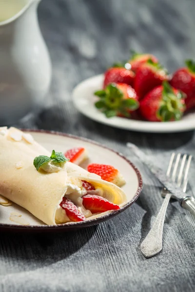 Gros plan de crêpes aux fraises avec crème fouettée — Photo