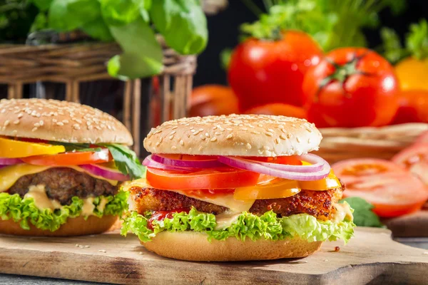 Nahaufnahme von zwei hausgemachten Hamburgern aus frischem Gemüse — Stockfoto