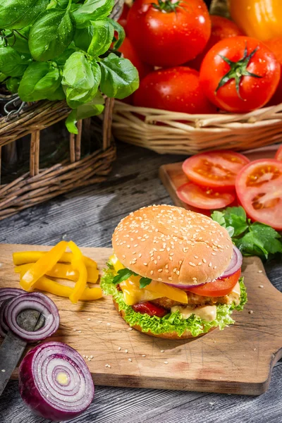 Domácí hamburger s kuřecím masem, rajčaty a cibulí — Stock fotografie