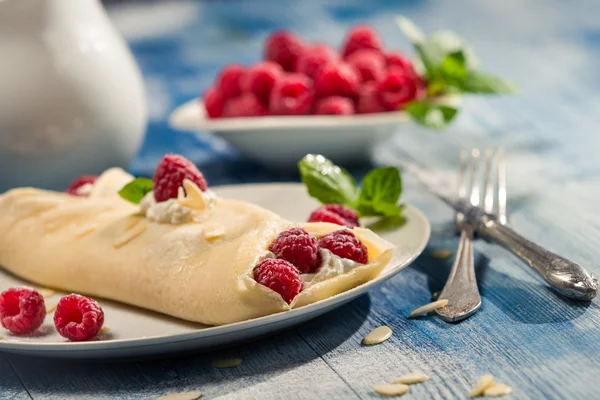 Nahaufnahme von Himbeer-Pfannkuchen serviert mit Schlagsahne — Stockfoto